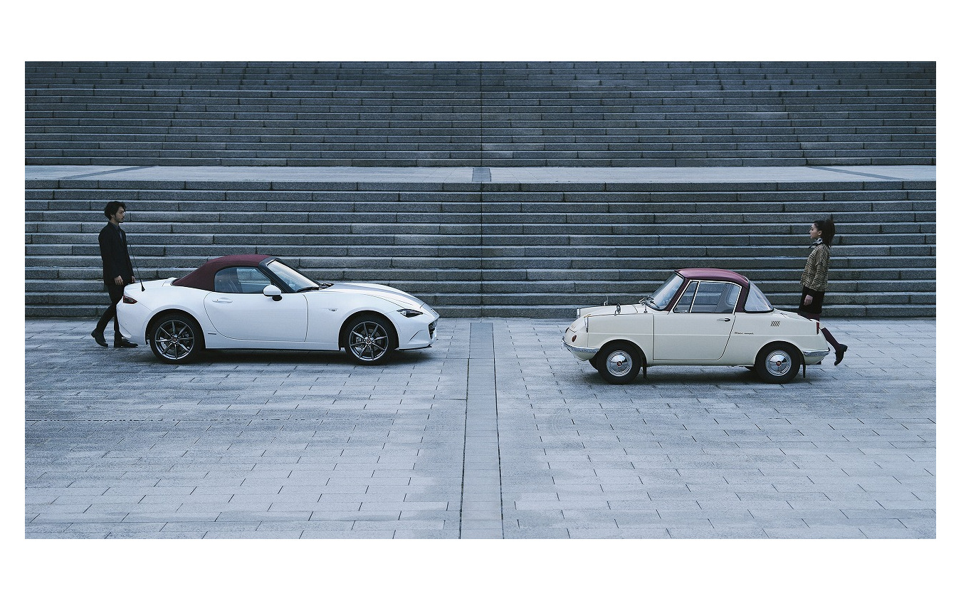 マツダ ロードスター100周年特別記念車(写真は海外仕様車)とR360クーペ