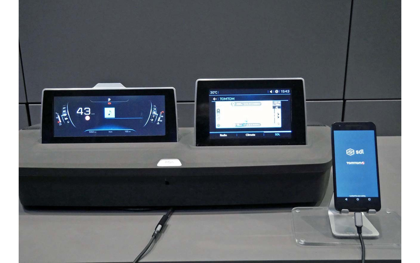 SDLに対応したディスプレイオーディオはPSAグループも展開する(2018年2月、MWC)。