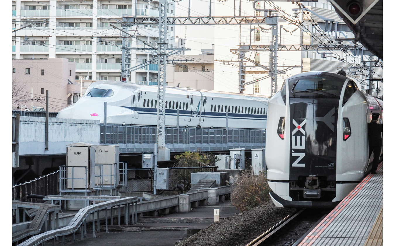 6月1日以降、定期列車が通常に戻る東海道新幹線（左）。右の『成田エクスプレス』は減便が継続される。