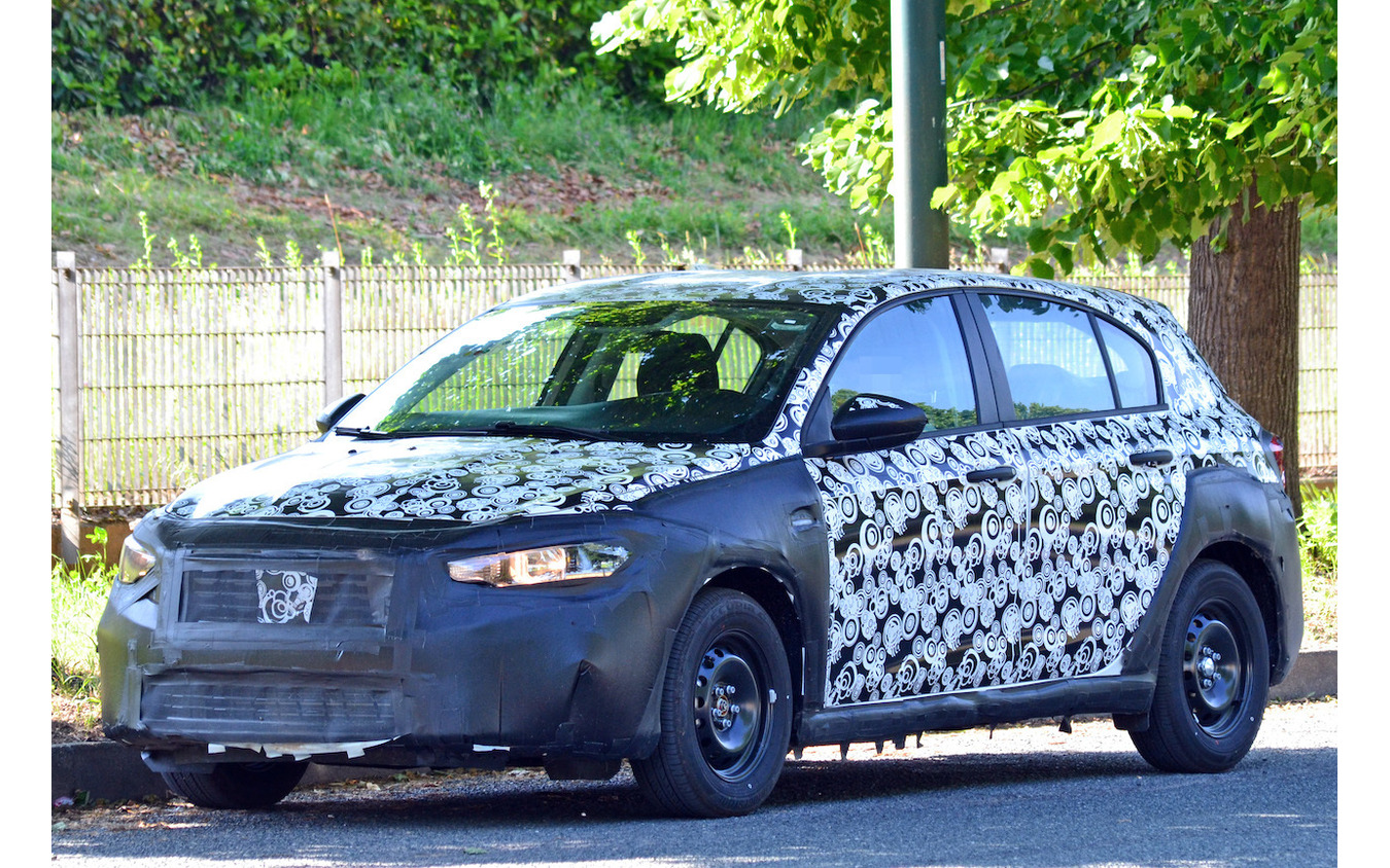フィアット ティーポ クロス(仮)開発車両