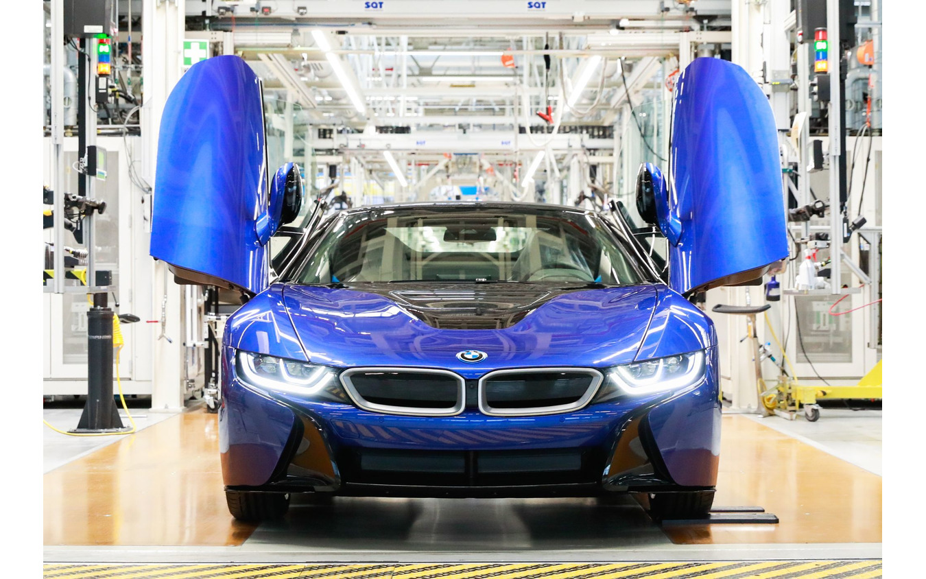 BMWグループのドイツ・ライプツィヒ工場からラインオフしたBMW i8 の最終モデル、i8 ロードスター