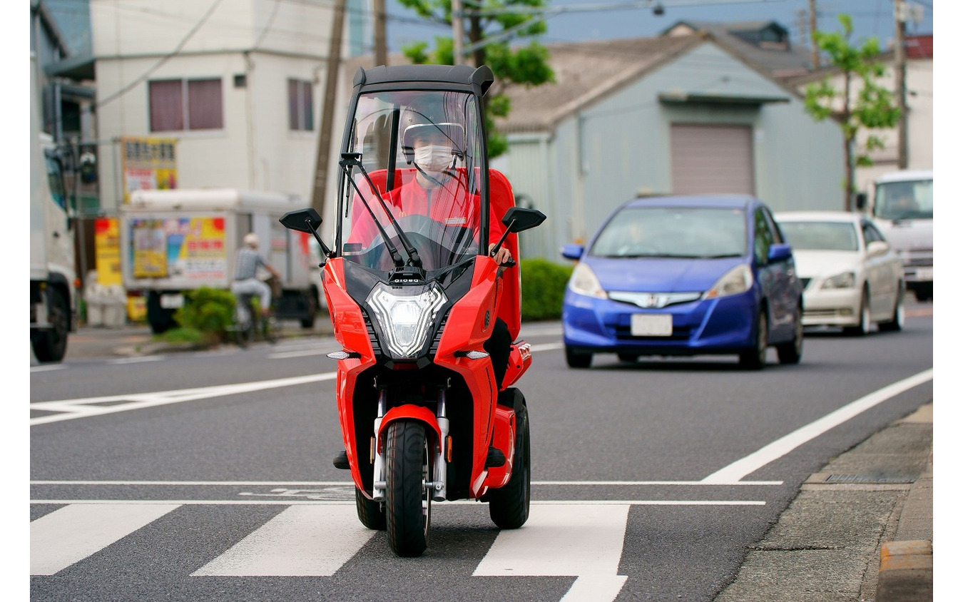 マックデリバリーサービスにテスト導入された屋根付き三輪電動スクーター「AAカーゴ」