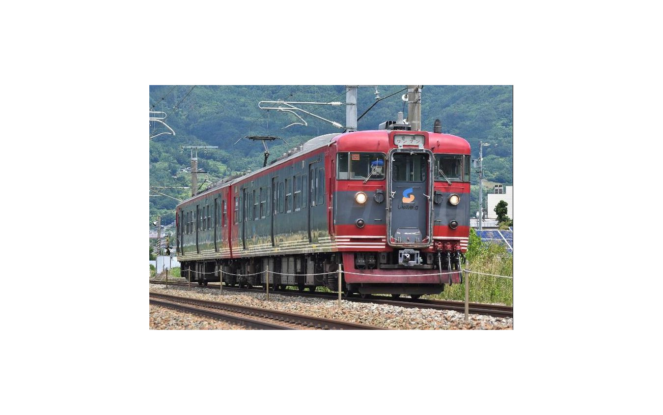 しなの鉄道線テクノさかき~坂城間を走行するS23編成。軽井沢方からクモハ115-1037+クモハ114-1509の2両編成。パンタグラフは2002年2月にシングルアーム化。3両編成は昔ながらの菱形パンタグラフのままとなっている。