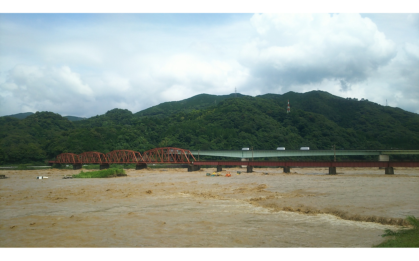 7月4日の肥薩おれんじ鉄道球磨川橋梁。倒壊や流出は免れている。