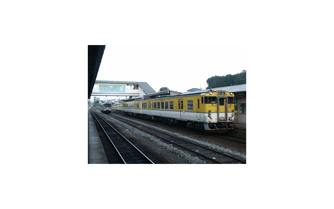 7月15日の芸備線は東城~下深川間の120km余りで広範囲に運行を見合わせている。備後落合~下深川間は再開の見通しが立たず、写真の三次駅では車両が取り残されている。