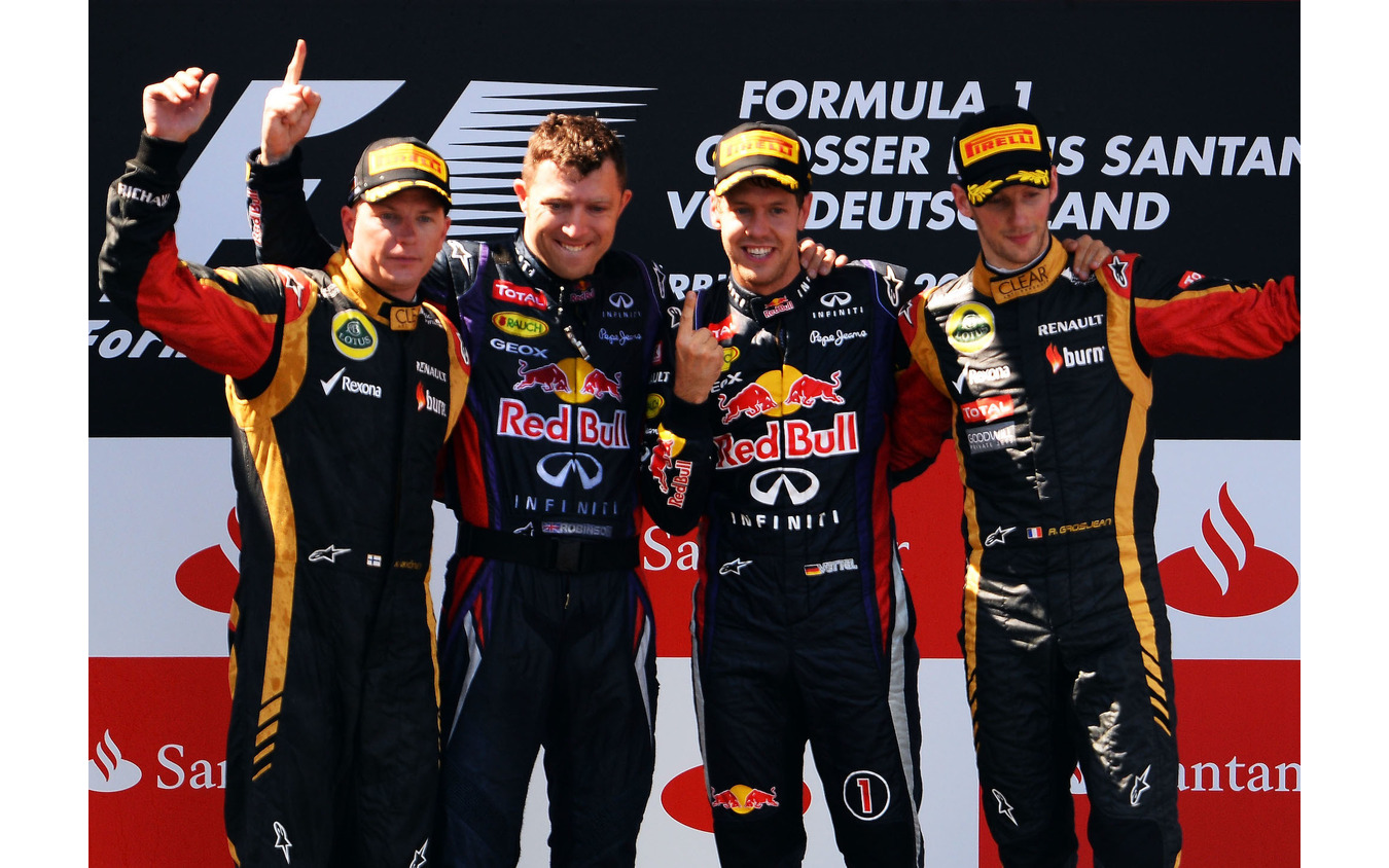 2013年F1ニュルブルクリンク戦の表彰式。優勝は当時レッドブルのS.ベッテル(右から2人目。同年のレース名はドイツGP)。
