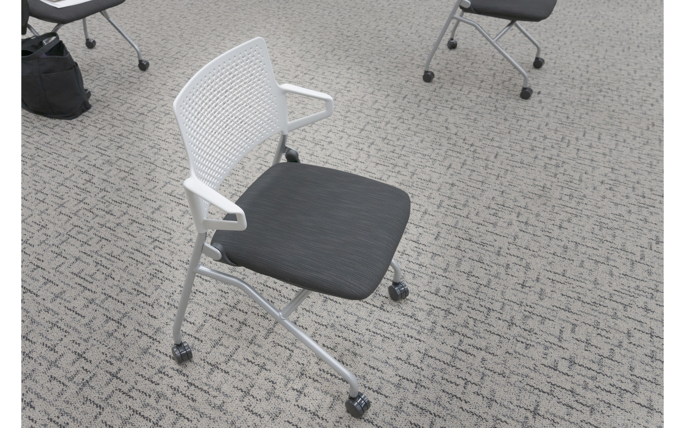 発表会会場で記者に用意された椅子が、アレルクリーンが採用された新製品FM-345（肘付）、4万2000円（税別）。シート表皮の肌触りは、しっとりと柔らかいといった印象だった。