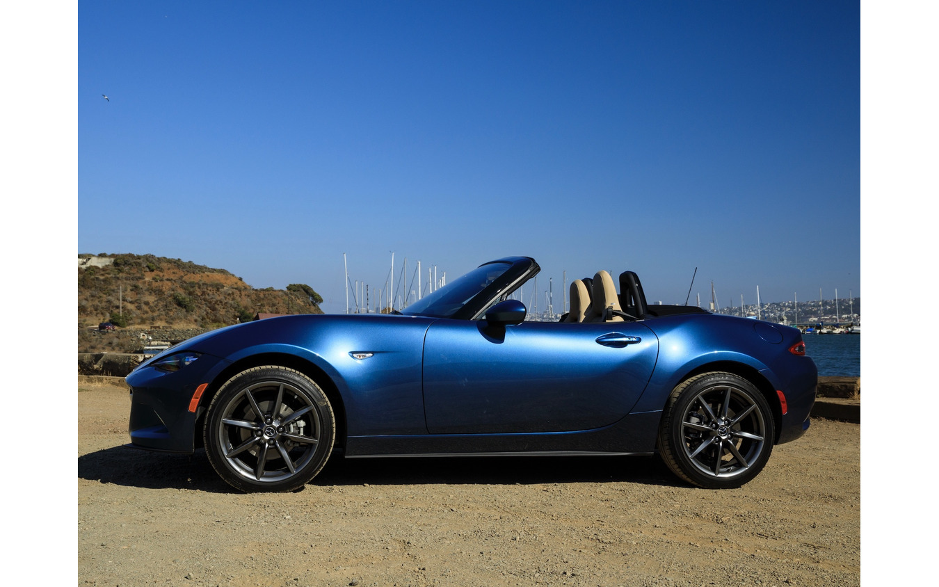 北米市場のマツダMX-5ミアータ(日本市場のロードスターに相当)