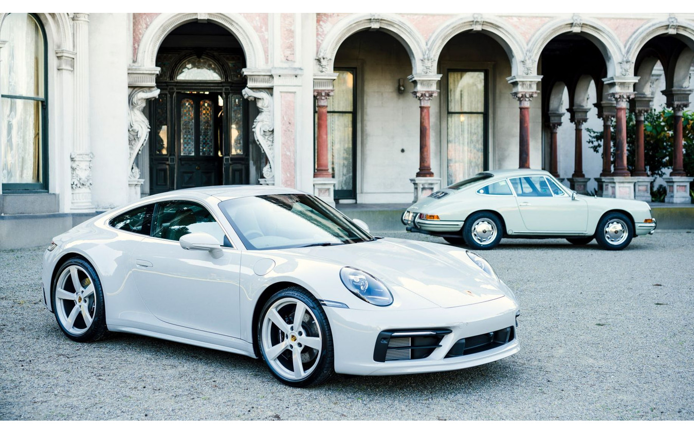 ポルシェ 911 現行のカスタマイズモデルとオーストラリアで最初のポルシェ 911 初代(1965年型)