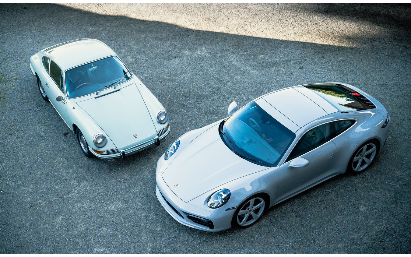 オーストラリアで最初のポルシェ 911 初代(1965年型)とポルシェ 911 現行のカスタマイズモデル