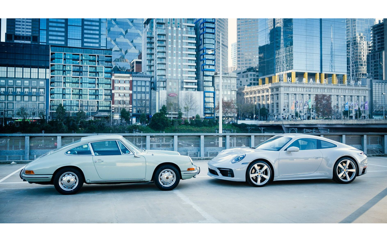 オーストラリアで最初のポルシェ 911 初代(1965年型)とポルシェ 911 現行のカスタマイズモデル
