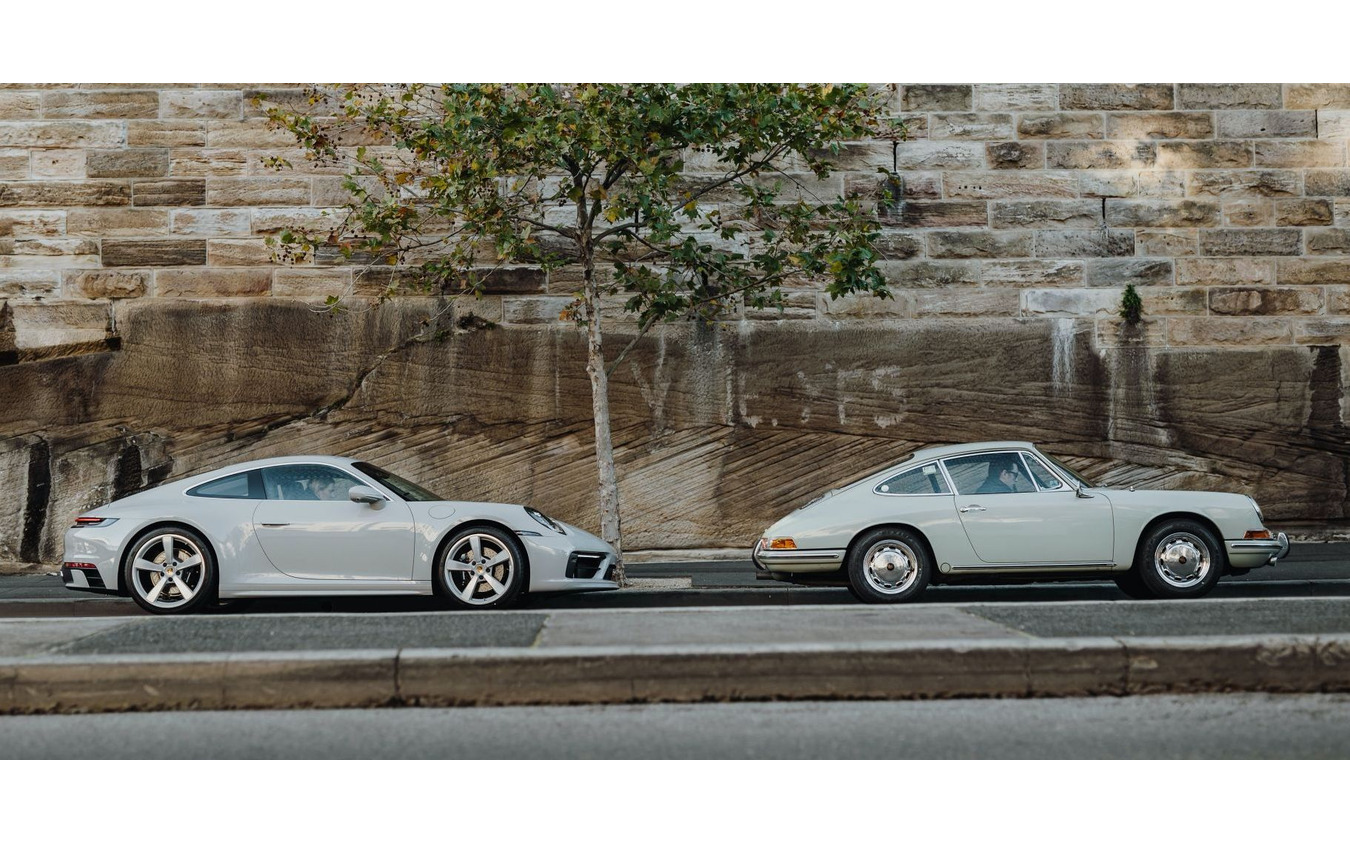 ポルシェ 911 現行のカスタマイズモデルとオーストラリアで最初のポルシェ 911 初代(1965年型)