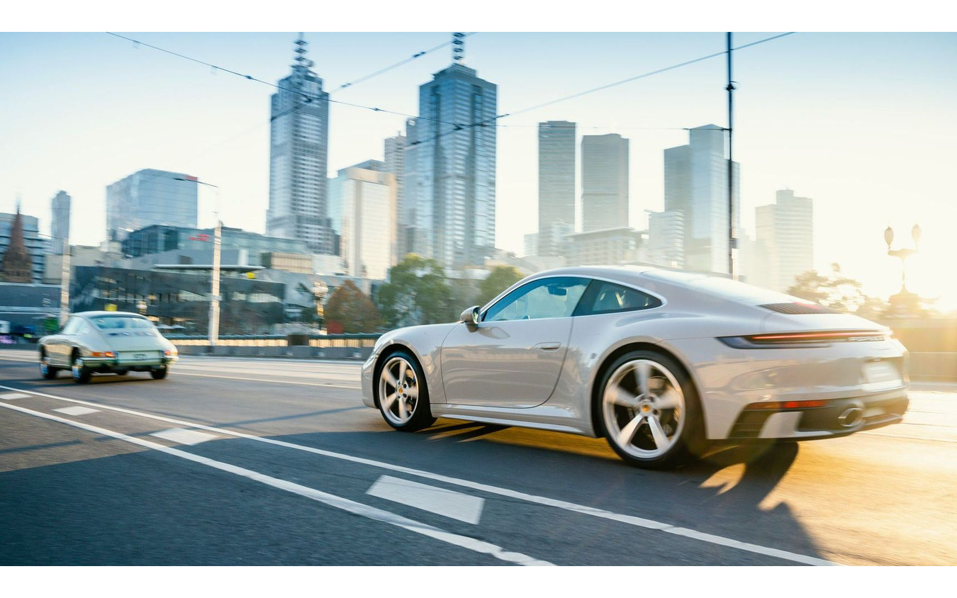 オーストラリアで最初のポルシェ 911 初代(1965年型)とポルシェ 911 現行のカスタマイズモデル