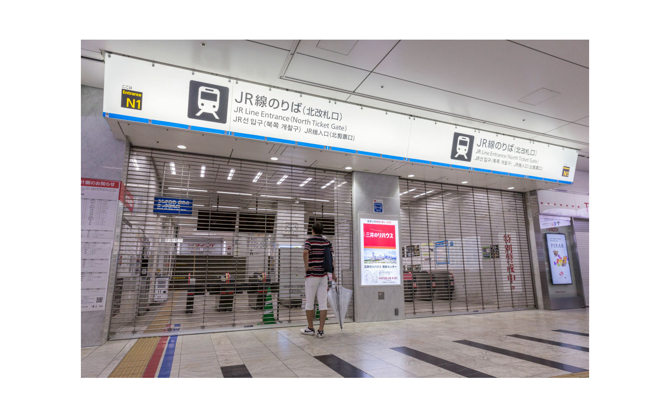 改札口を閉じた新幹線(9月6日、博多駅)