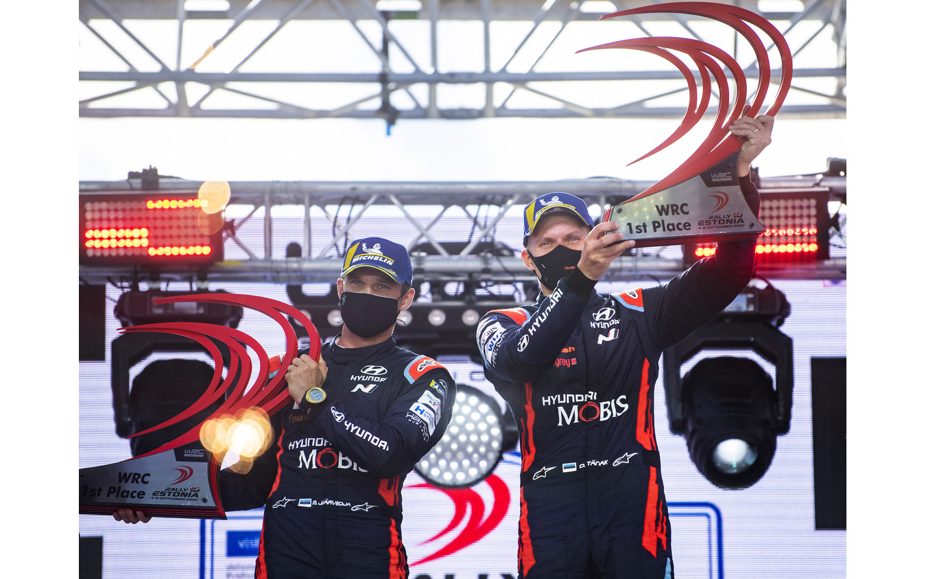 優勝したヒュンダイのO.タナク(右。左はコ・ドライバーのM.ヤルヴェオヤ)。