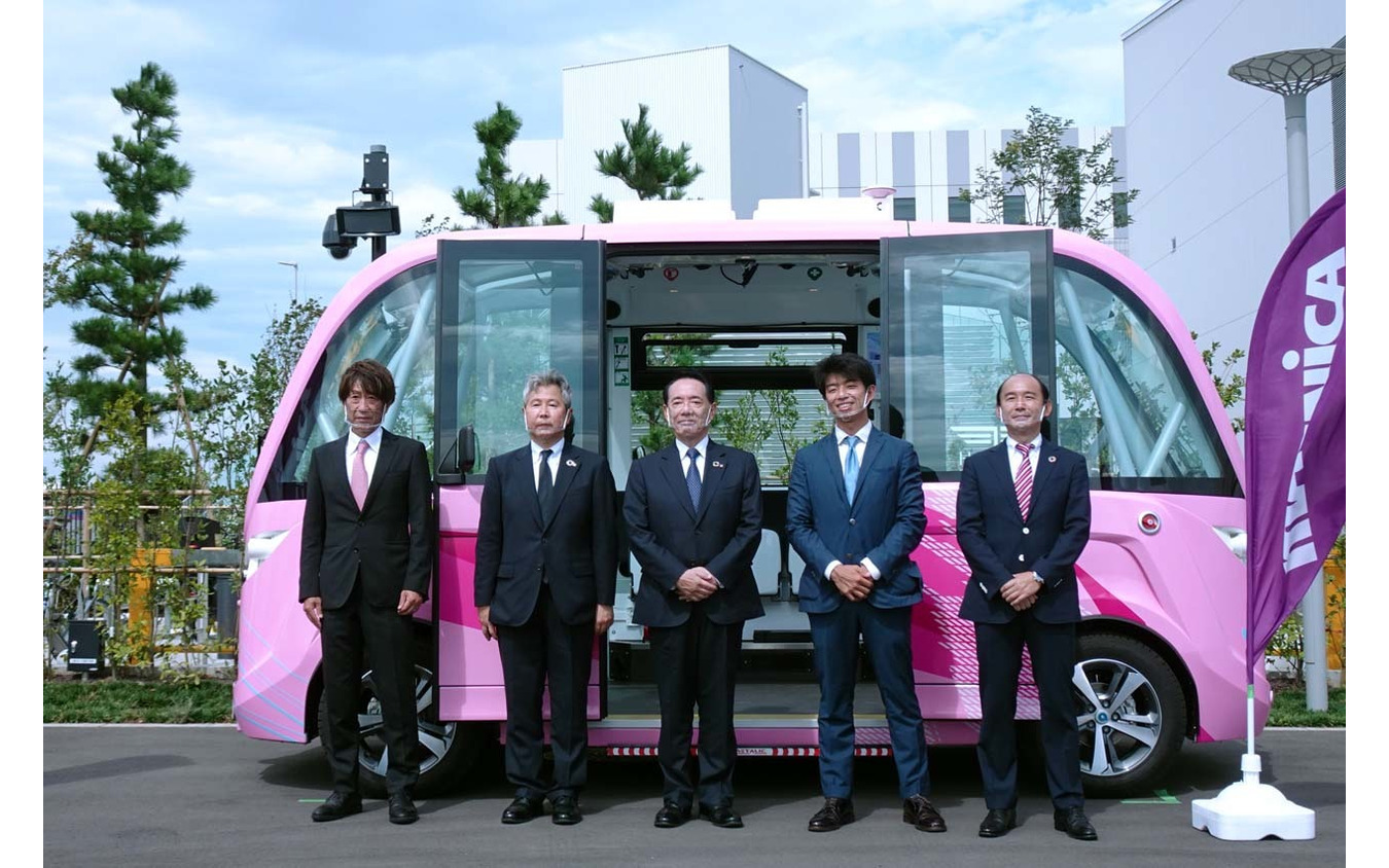 体験試乗を前に記念撮影に応じる関係者