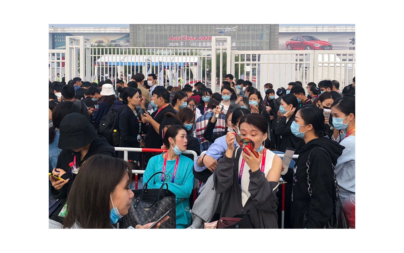 北京モーターショー2020、2日目の開場を待つ人々(9月27ナチ)