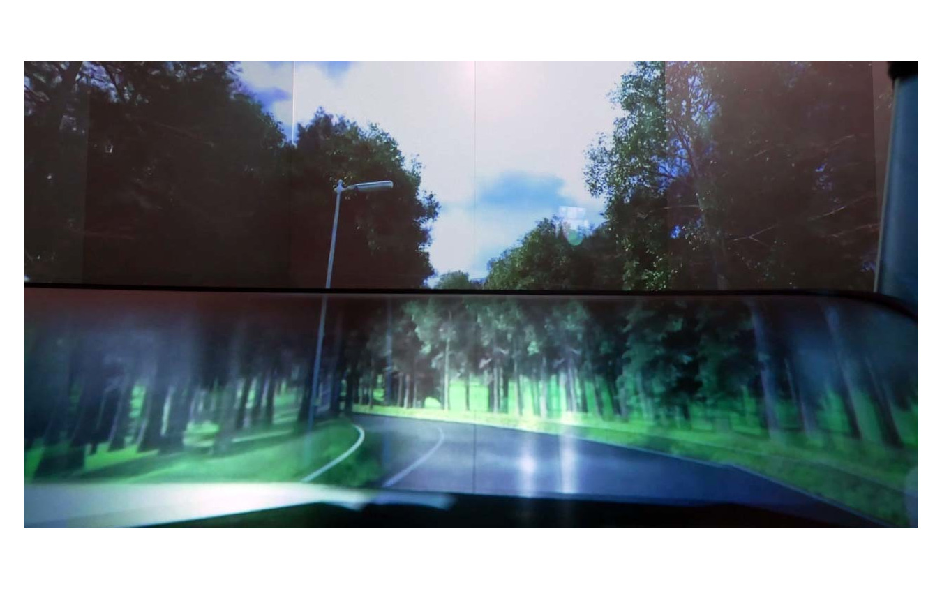 光学迷彩技術を用いてコクピットをシースルー化するようにしてドライバーを視野を拡大できる。