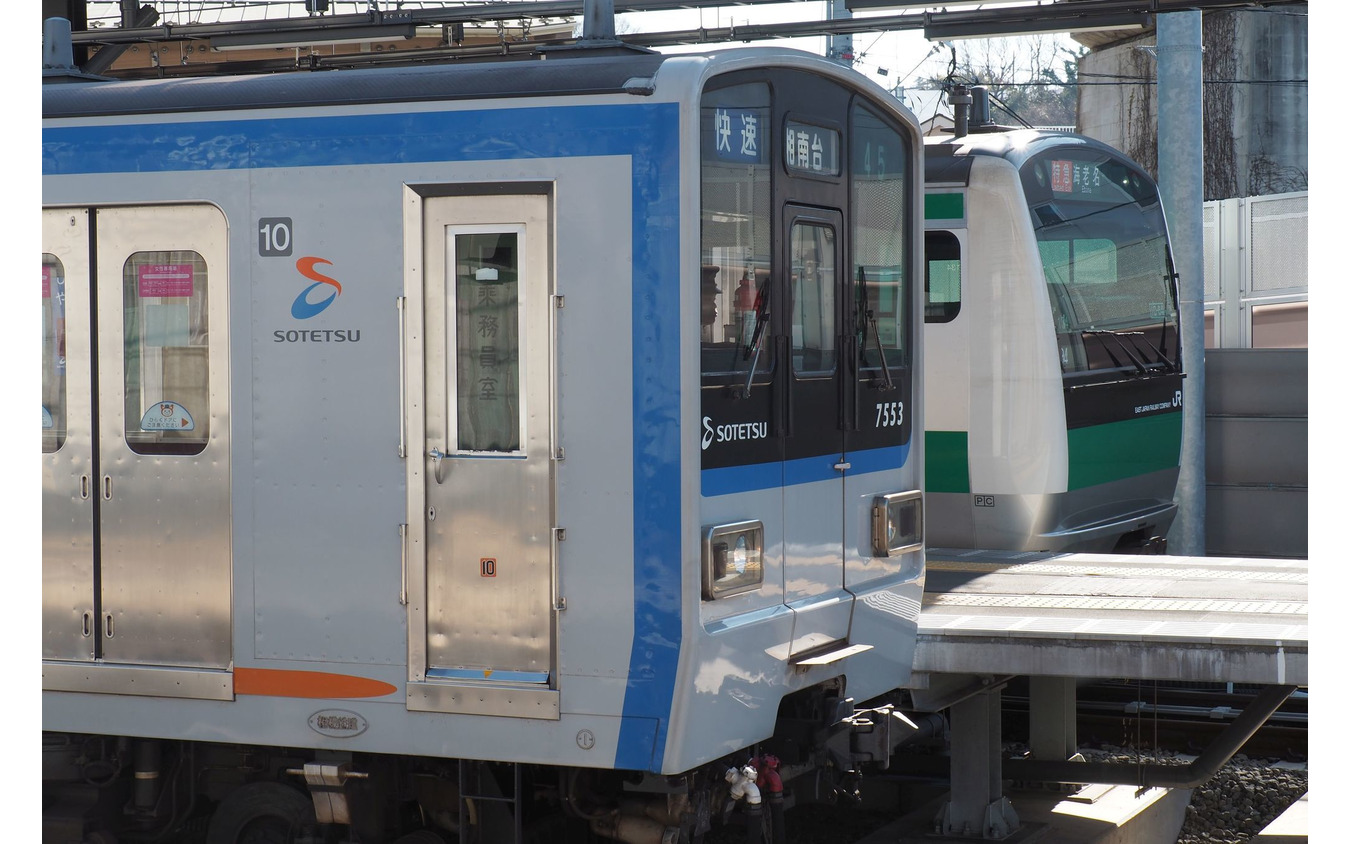 本線と相鉄・JR直通線の分岐駅である西谷駅で、JR東日本のE233系7000番台と並んだいずみ野線直通の新7000系。2019年12月31日。
