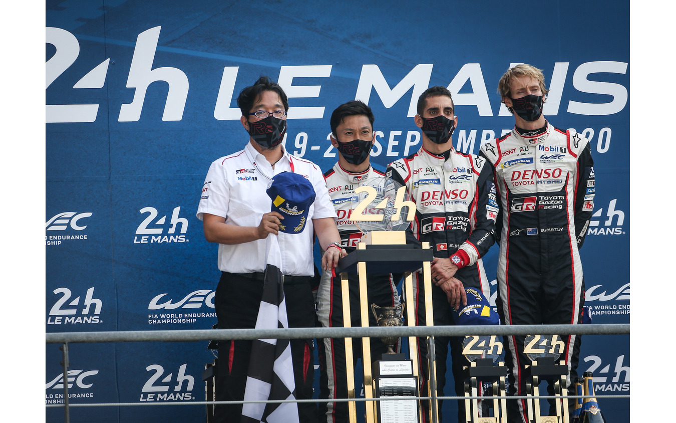 優勝した中嶋一貴（左から2人目）ら8号車のドライビングクルーと、村田チーム代表（左端）。
