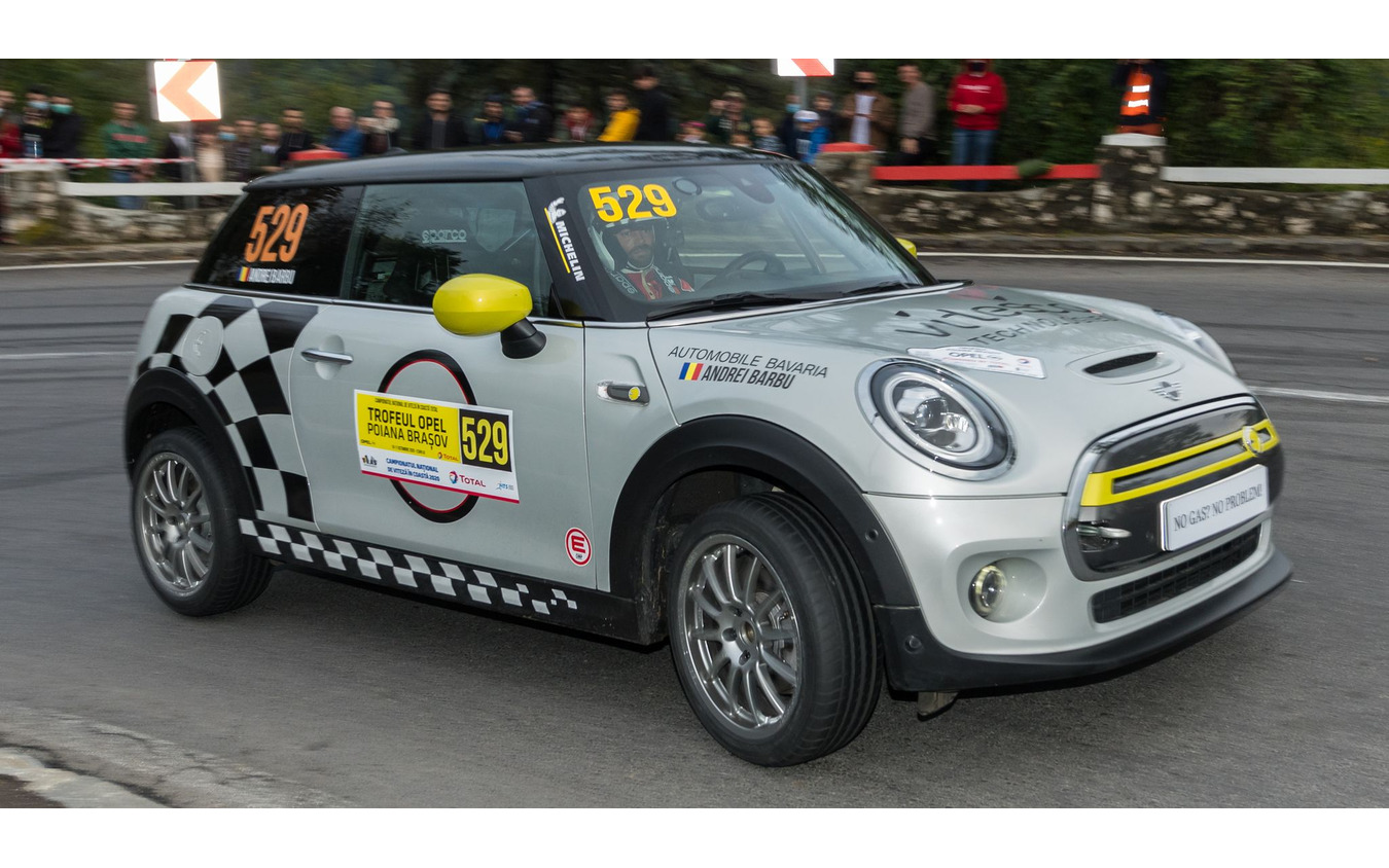 ルーマニアで開催されたラリーに出走しモータースポーツデビューを果たしたMINI クーパーSE