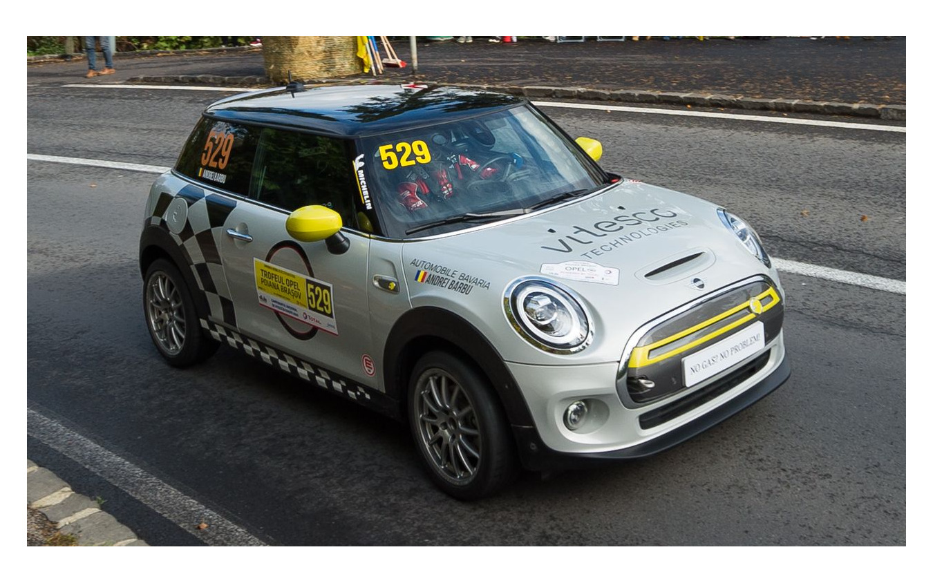 ルーマニアで開催されたラリーに出走しモータースポーツデビューを果たしたMINI クーパーSE