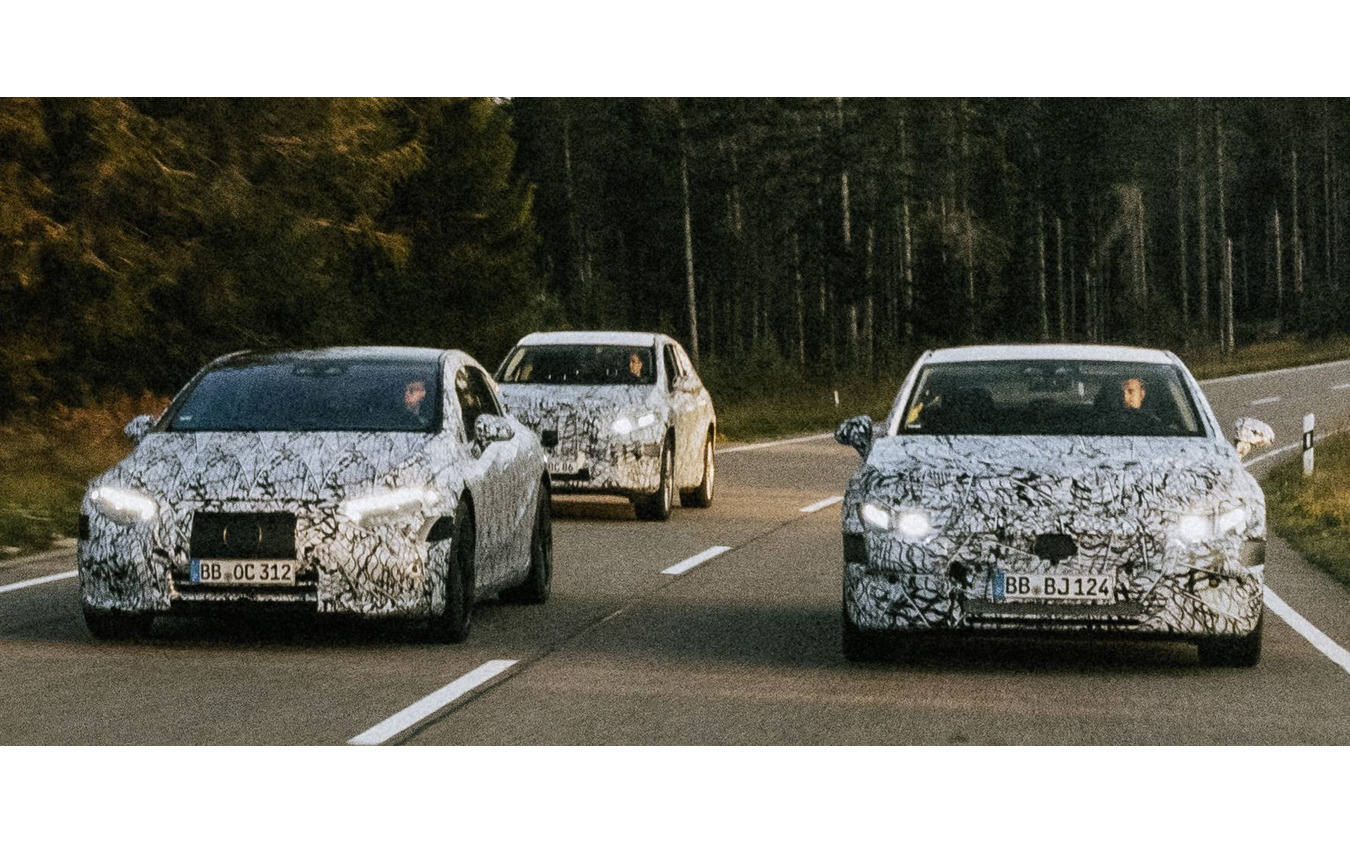 メルセデスベンツの新型EV 3車種のプロトタイプ(左からEQS、EQE SUV、EQE)