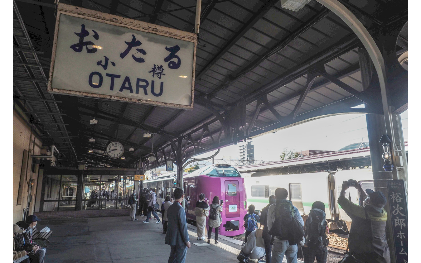 小樽駅に入線するキハ261系5000番台。2020年10月17日、小樽駅。