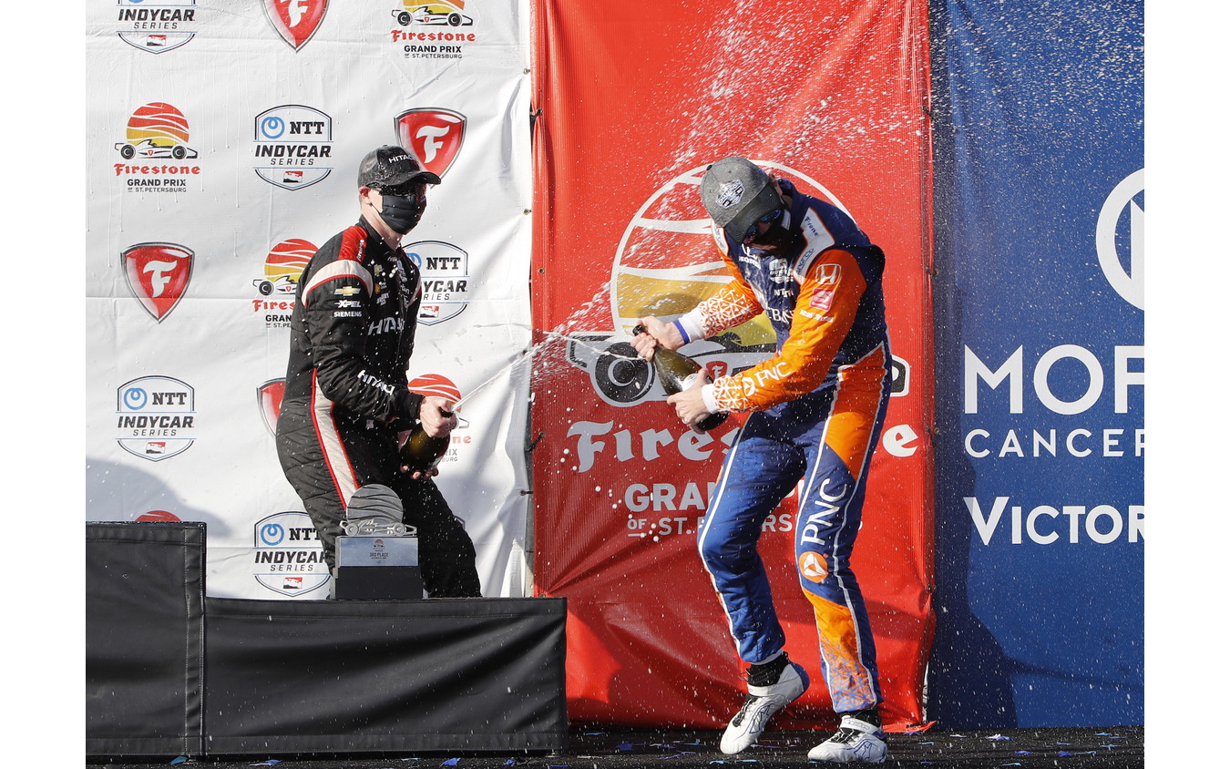 レース表彰式で健闘を讃え合う両雄、ディクソン(右)とニューガーデン(左)。