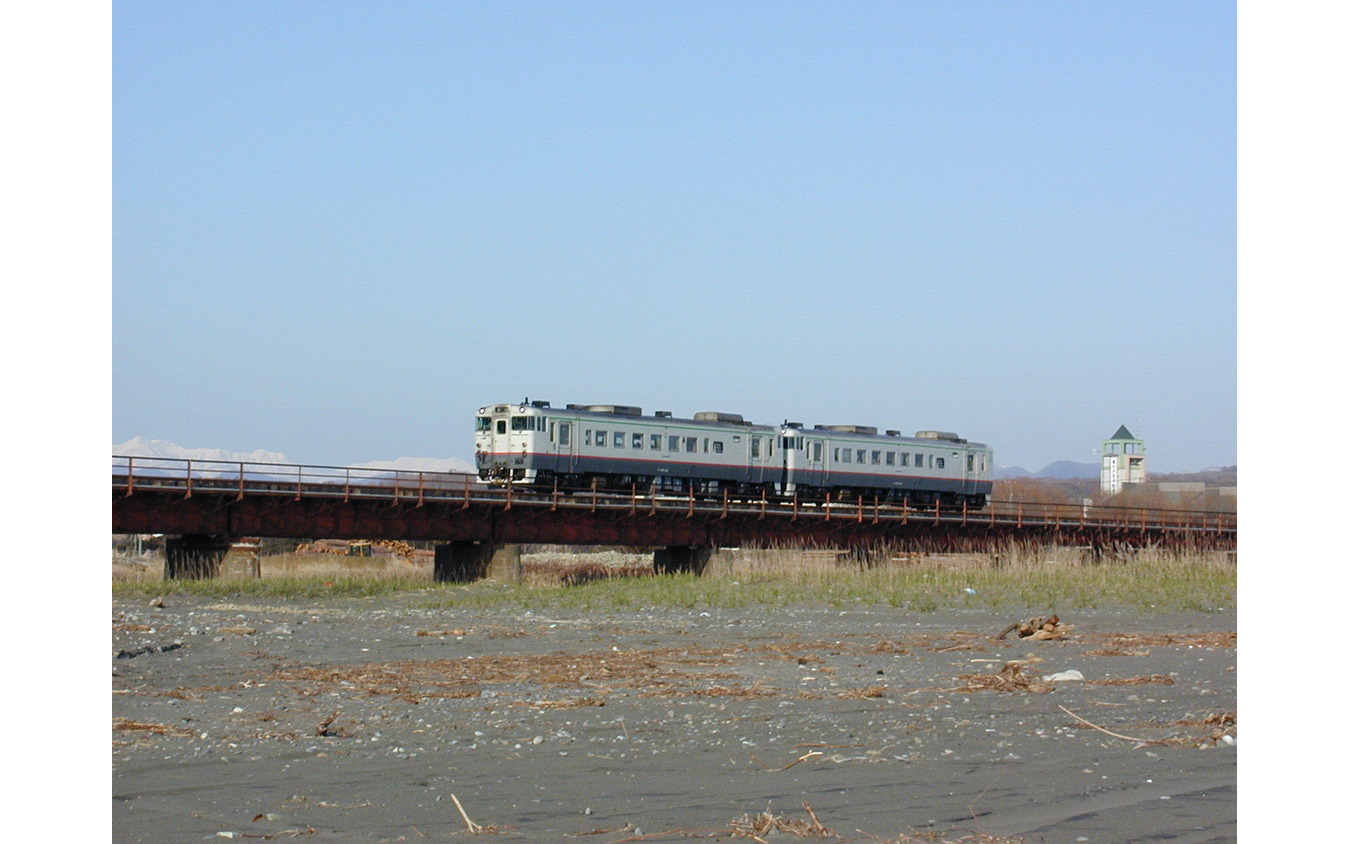 2000年3月まで宗谷本線の急行に運用されていたキハ400形気動車も臨時列車『優駿浪漫』として日高本線に入線したことがあった。新冠～静内間。2000年4月30日。