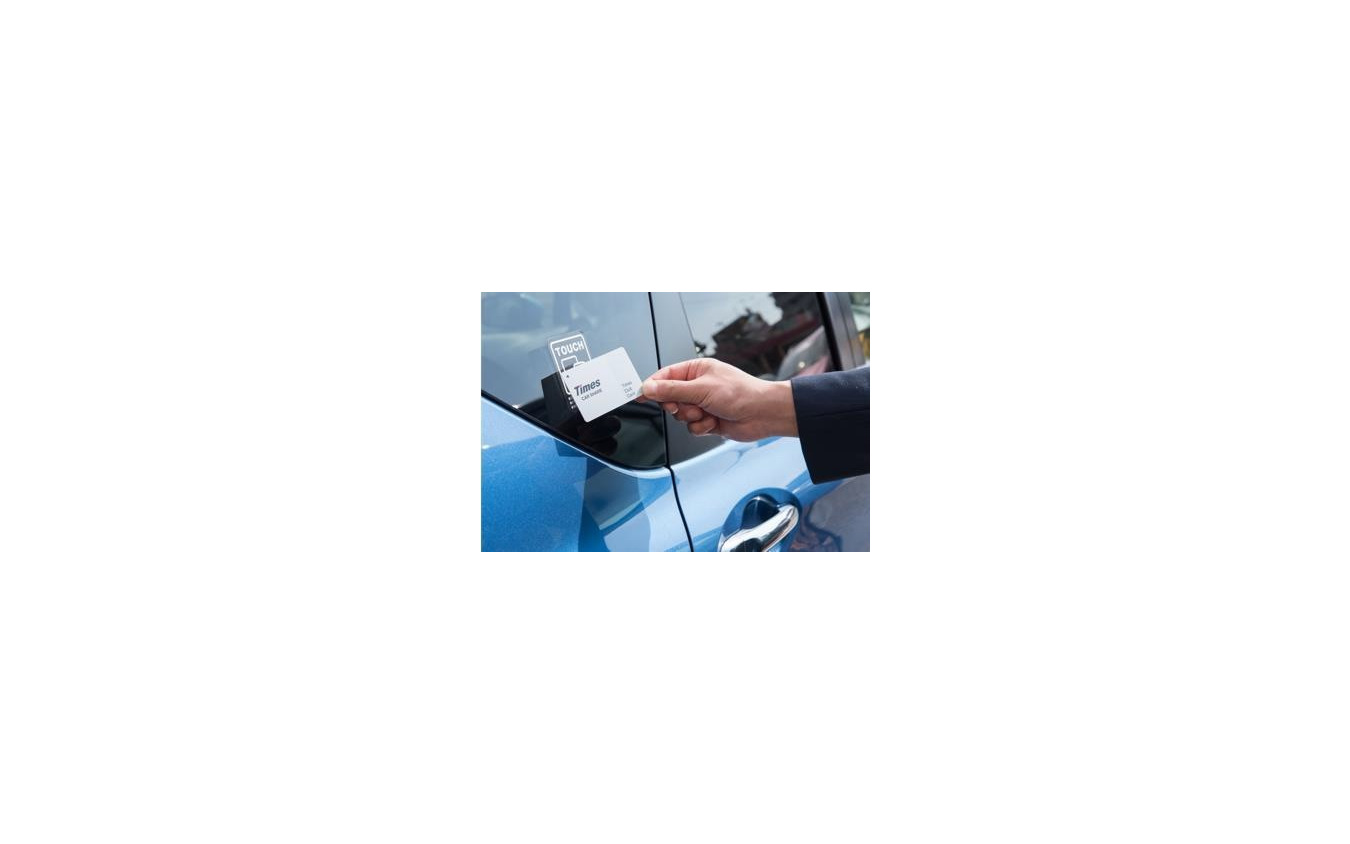 タイムズカー利用方法：車両のカード読み取り部分に会員カードをかざし、ドアロックを解除。