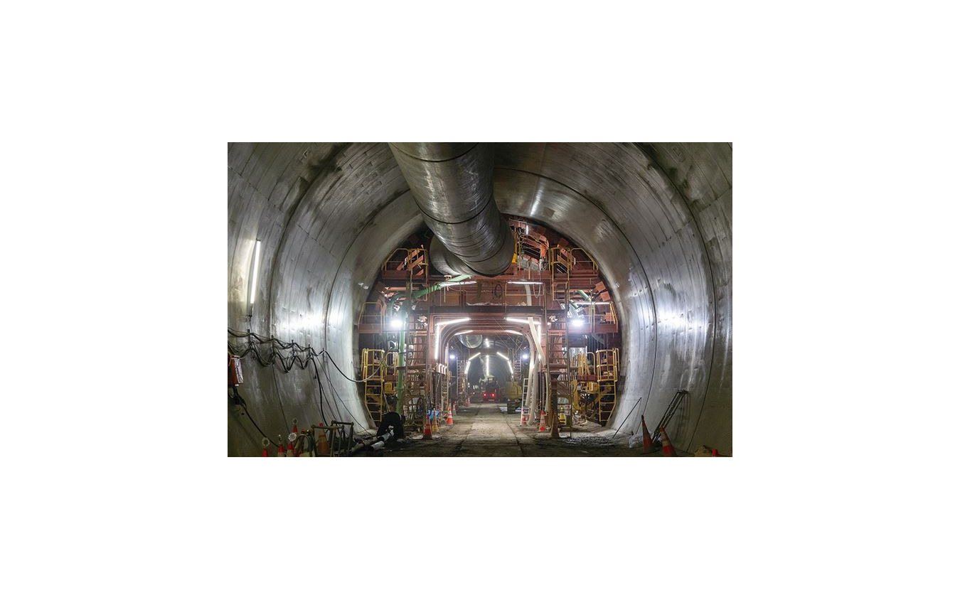 移動式型枠で順次行なわれていた加賀トンネルのコンクリート打込み工事の様子。
