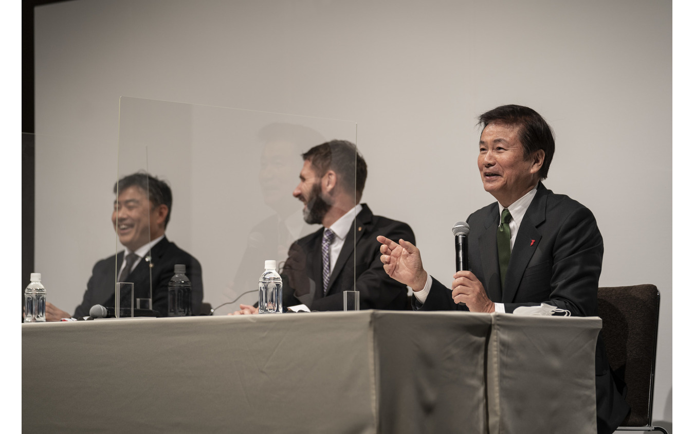 会見(11月24日)に登壇した、向かって左から木更津市の渡辺芳邦市長、ポルシェジャパンのミヒャエル・キルシュ代表取締役社長、千葉県の森田健作知事。