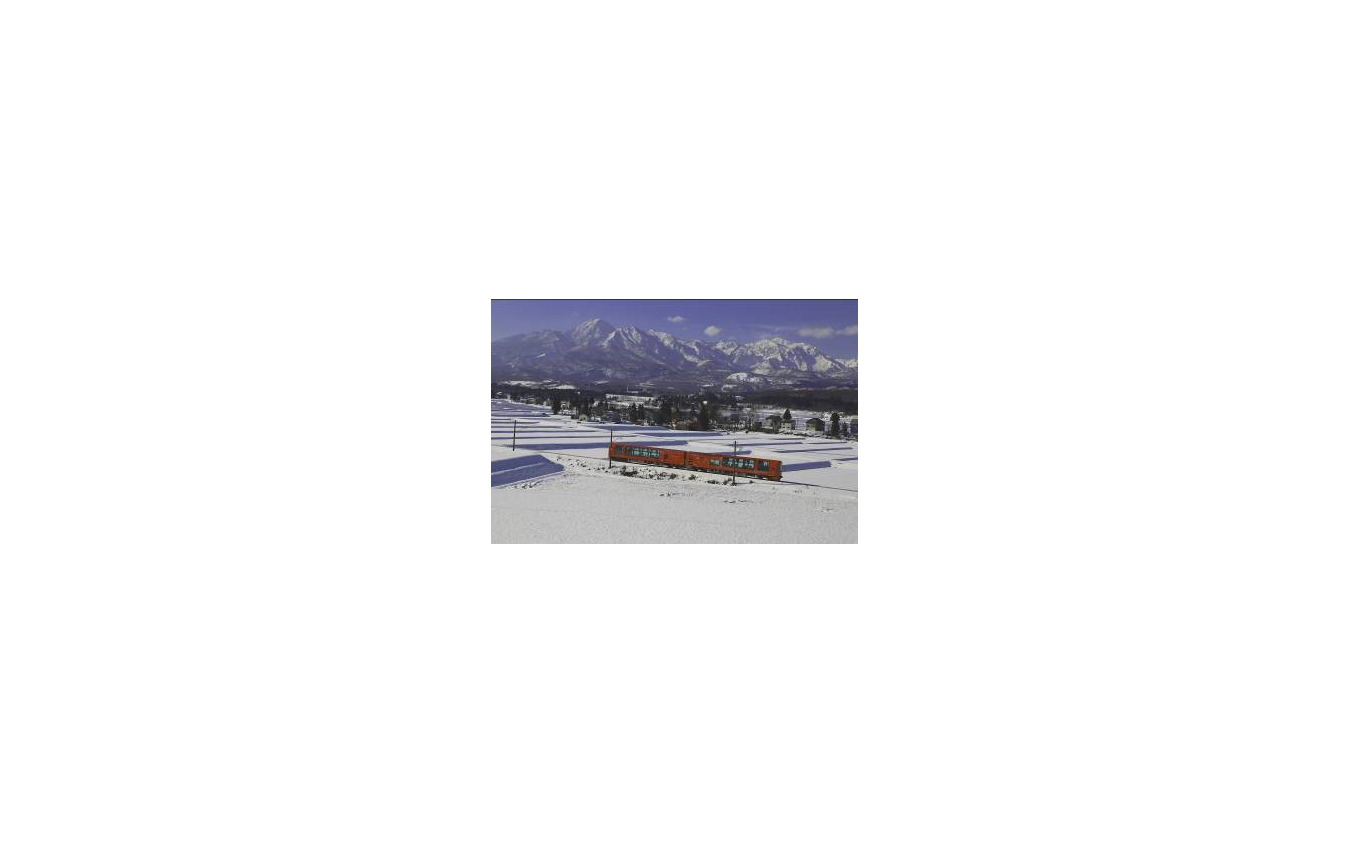 えちごトキめき鉄道の『雪月花』。おもに上越妙高～妙高高原～直江津～糸魚川のコースで、往路は午前便、復路は午後便として運行されている。インターネット予約導入時には、限定の料金割引なども検討するとしている。