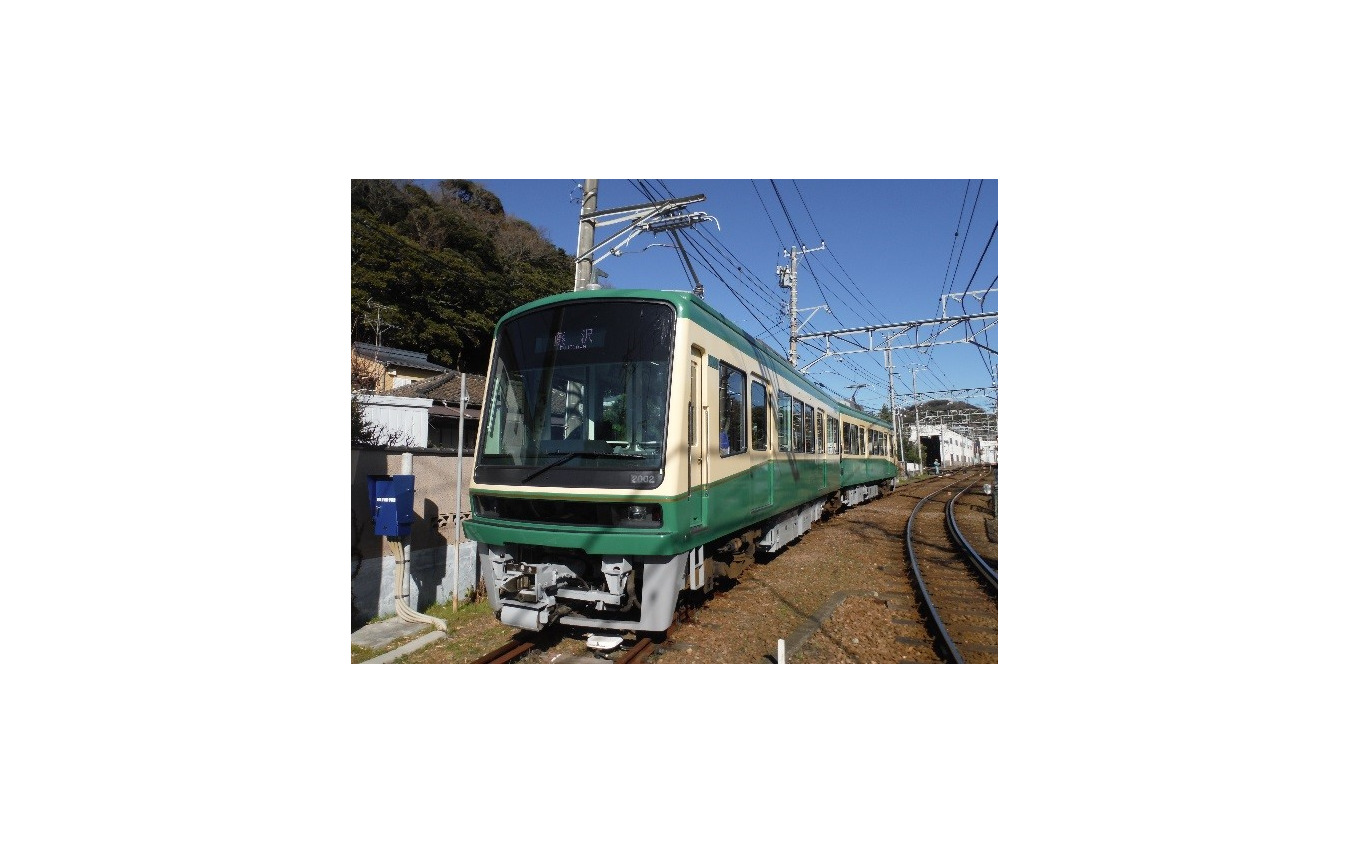 初詣のメッカ・鎌倉へ至る江ノ電は、元旦の初日の出列車のみが運行される。写真は2000形。
