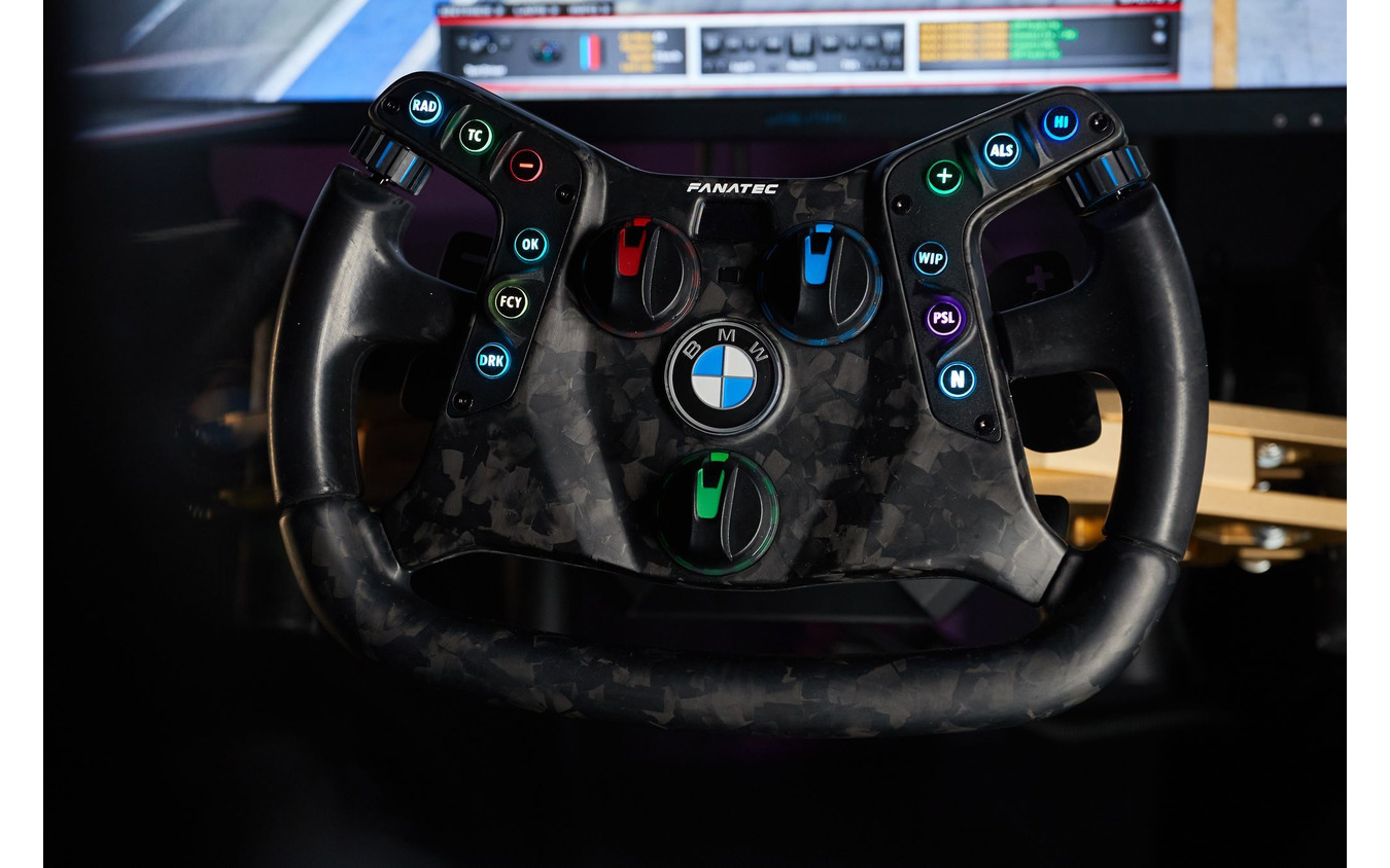 ゲームとレーシングカーで共用できるBMWの新型ステアリングホイール
