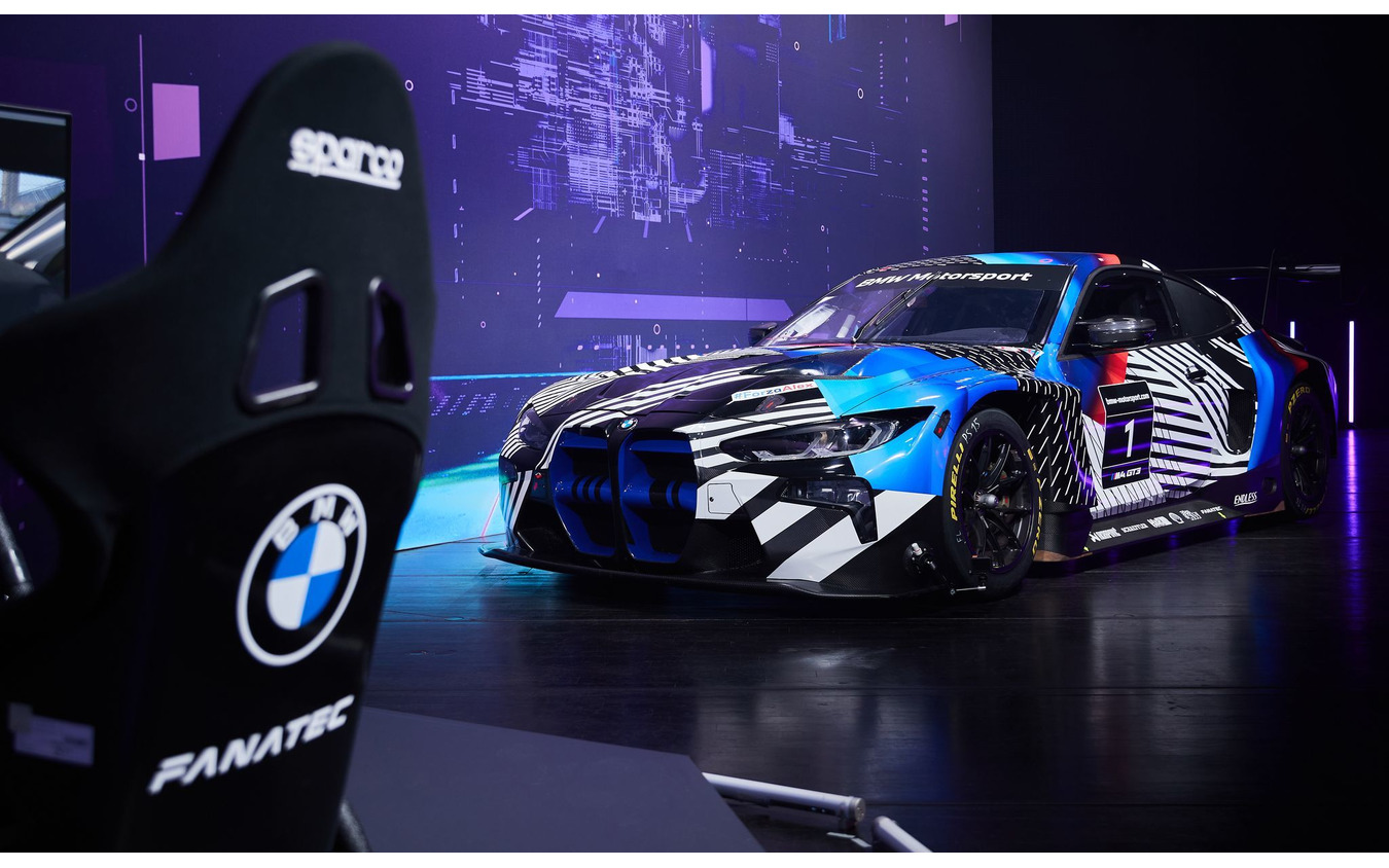 BMWの新型ステアリングホイールが装着されるレーシングカー、M4 GT3