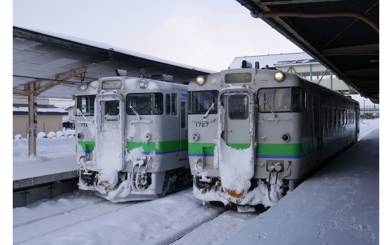 宗谷本線士別駅で交換するキハ40形の上下列車。名寄以南の快速・普通列車ではついに同車の姿が見られなくなる模様だ。