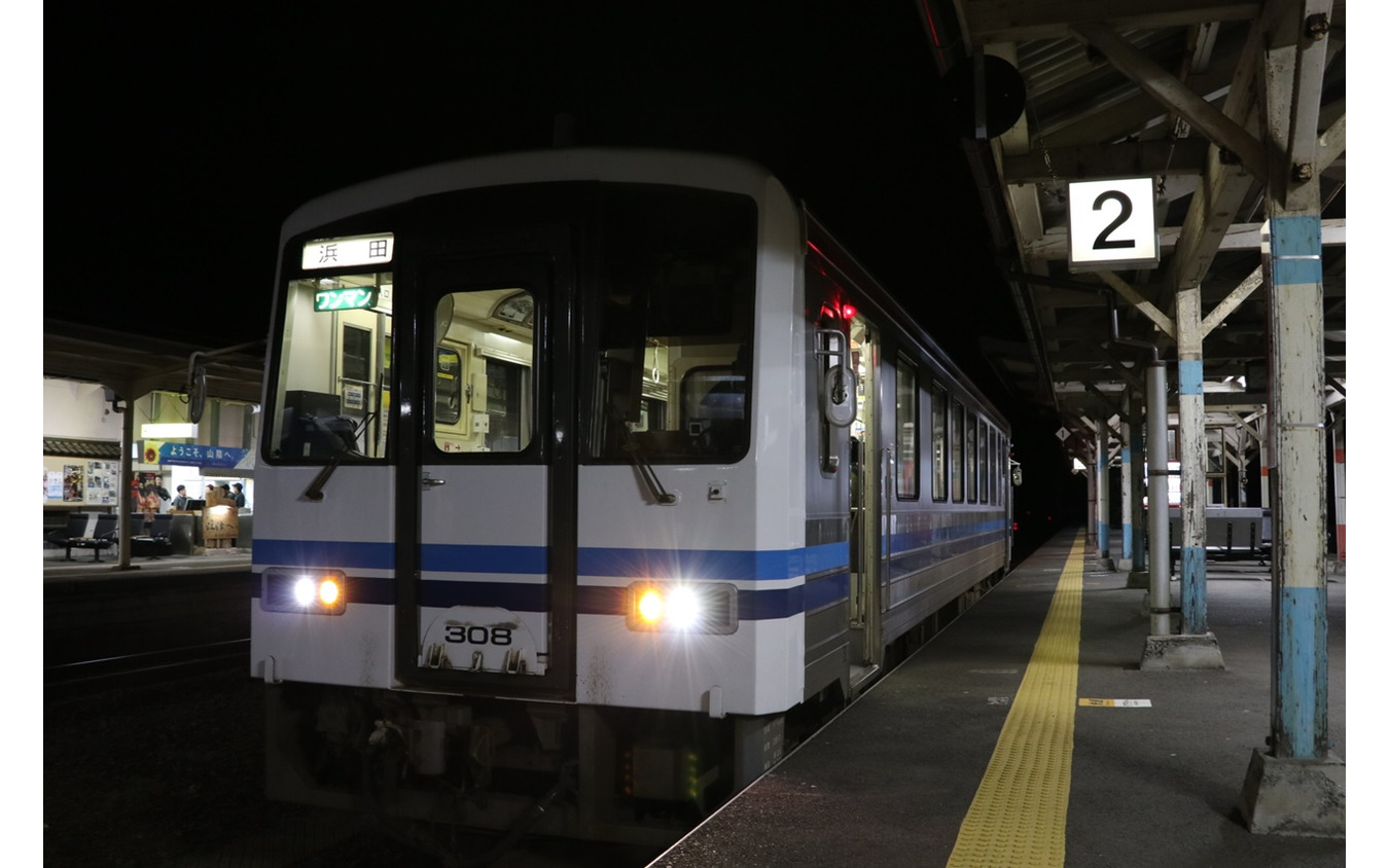 広島支社が受け持つ山陰本線西部でも終発の繰上げなどを実施。写真は山陰本線益田駅のキハ120形。