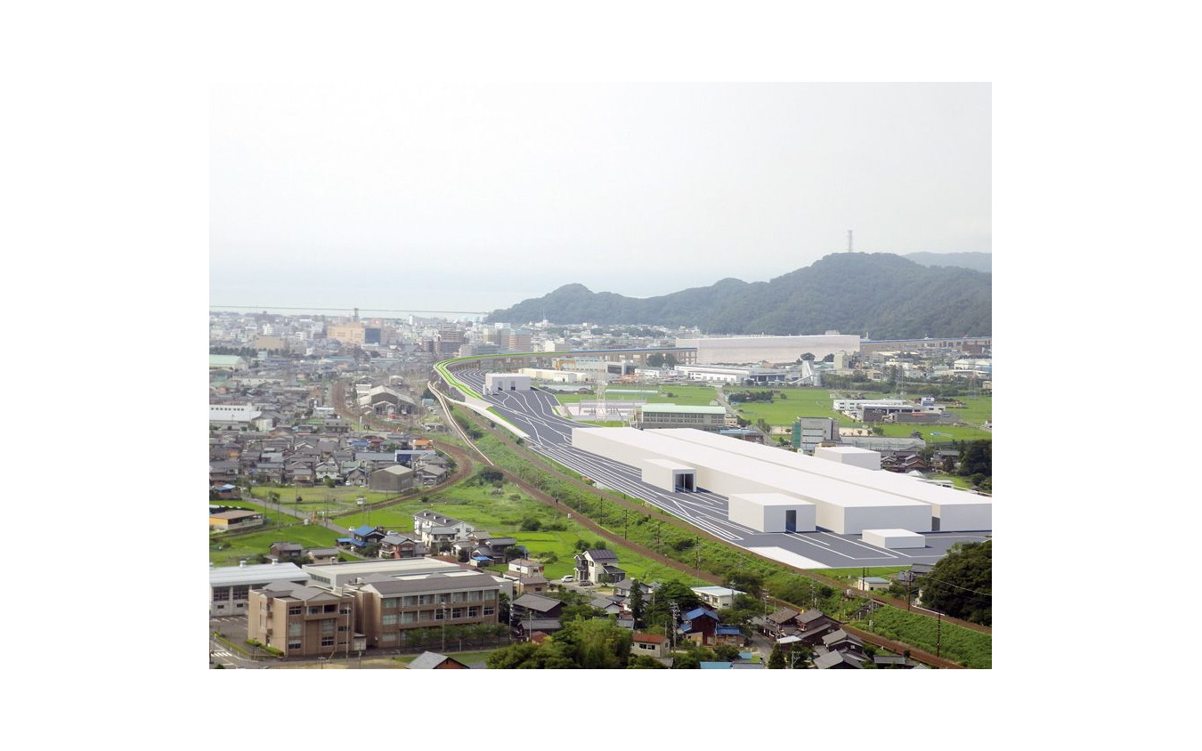 北陸新幹線敦賀延伸時に設けられる敦賀車両基地(手前)のイメージ。右手の山の麓に見える部分が、工事の「不調不落」が発生している敦賀駅。国交省では12月21日に「独立行政法人鉄道建設・運輸施設整備支援機構監理・監督室」を発足させ、早期の敦賀開業を目指すとしており、赤羽大臣は並行して建設されている九州新幹線西九州ルートや北海道新幹線新函館北斗以北の工事で、北陸新幹線と同様に事業費の増嵩や工事の不調不落などが起こらないよう取り組む姿勢を示した。