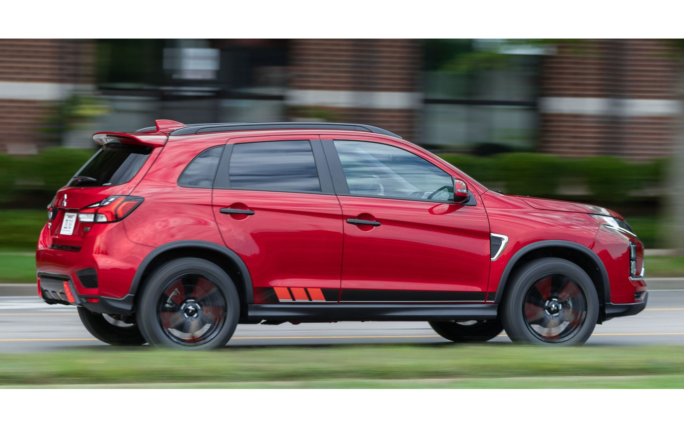 三菱 アウトランダー スポーツ( RVR に相当)の2021年モデルのブラックエディション