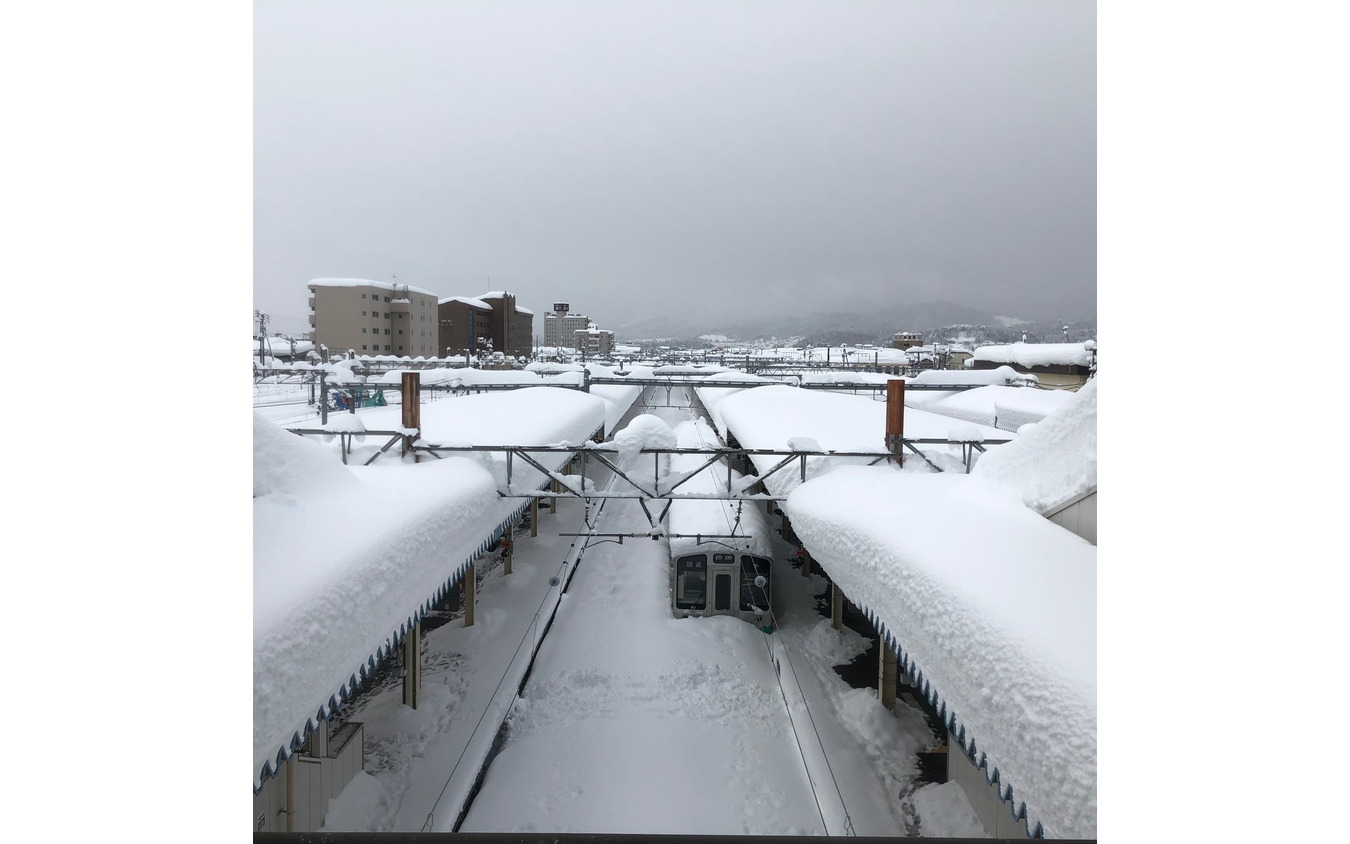 えちごトキめき鉄道直江津駅の積雪状況。同鉄道では1月13日も終日運休を決めており、1月9日以来、5日連続の全面運休に。