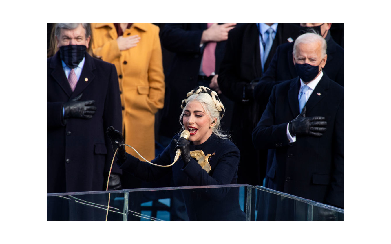 米大統領就任式で国歌を歌うレディ・ガガ