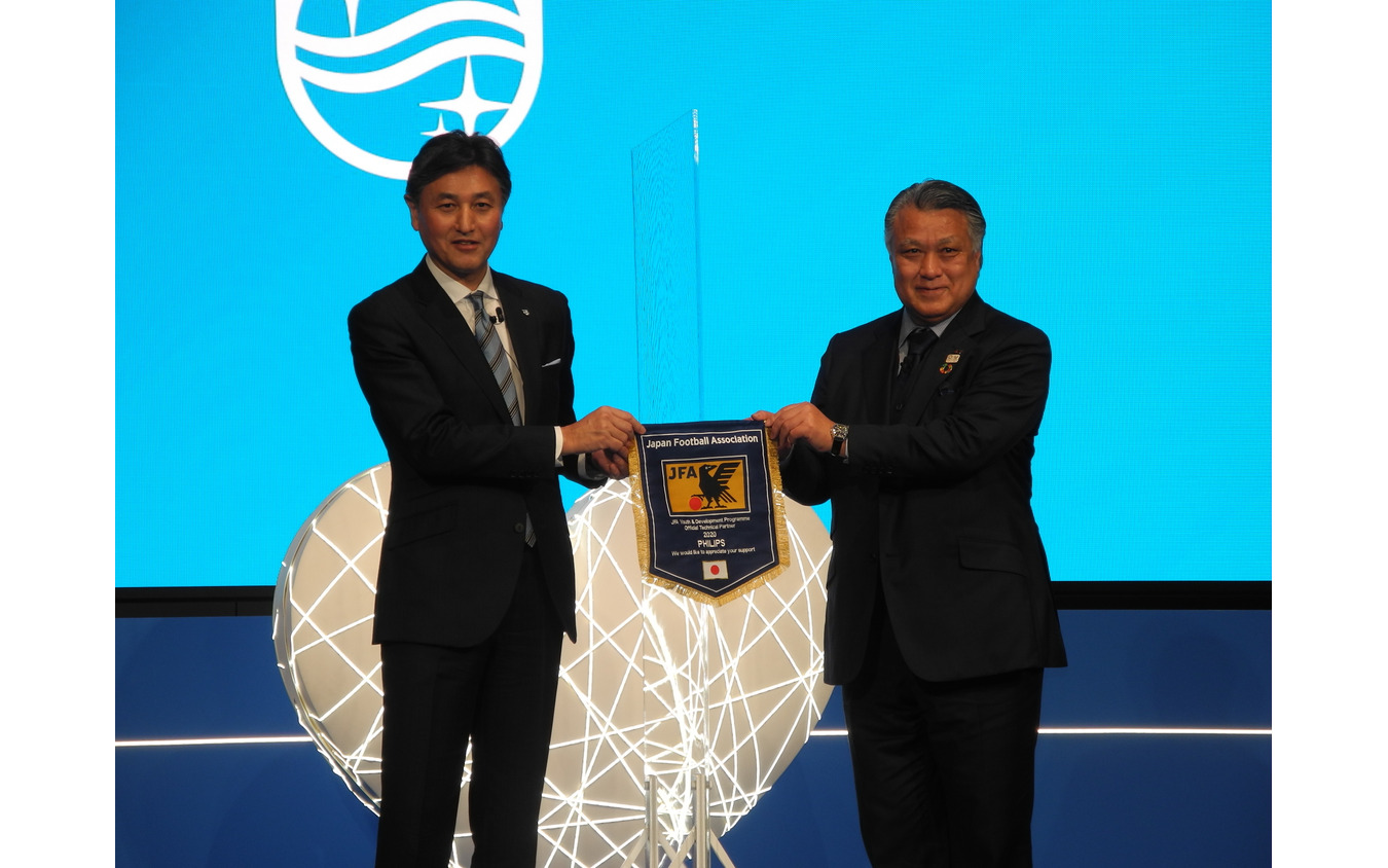 フィリップス・ジャパンの堤浩幸社長（左）とJFAの田嶋幸三会長