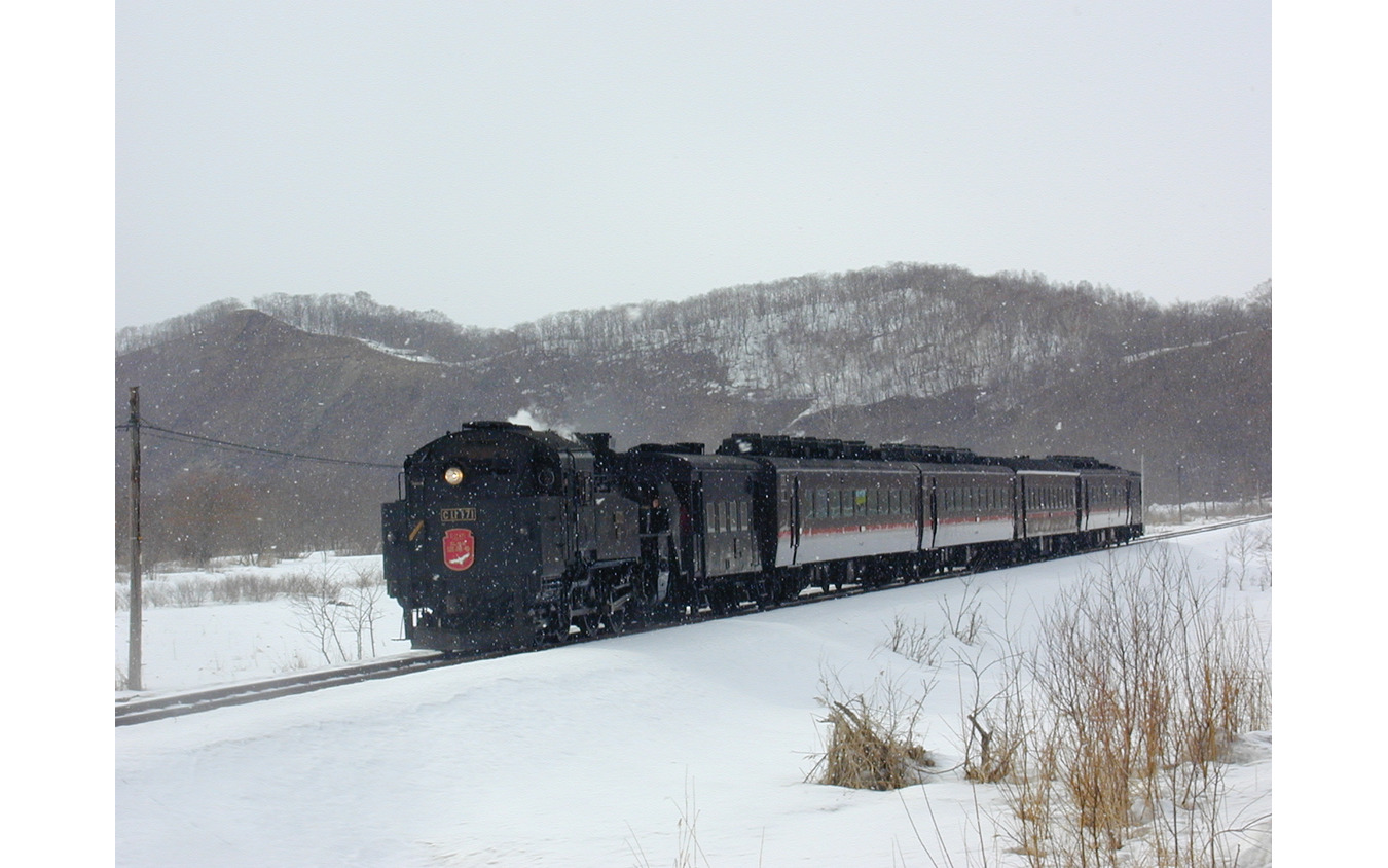 当初の『SL冬の湿原号』は、14系客車とスハシ44 1の前後に展望車代用の車掌車が連結されていた。2000年3月13日。