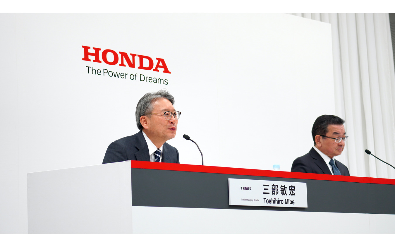 三部次期社長(向かって左)と八郷現社長