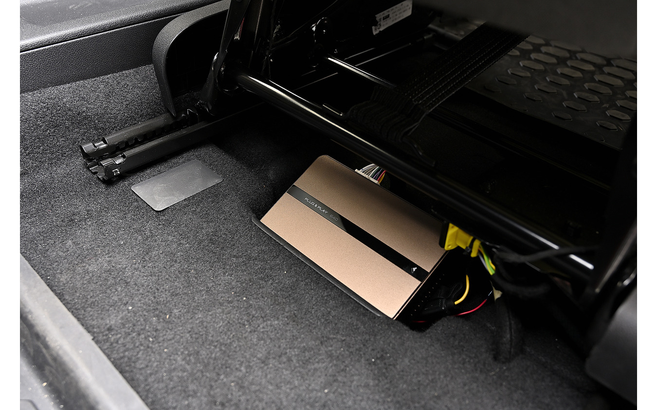 フロントシート下に車室内の音響をコントロールするDSPが装着されている
