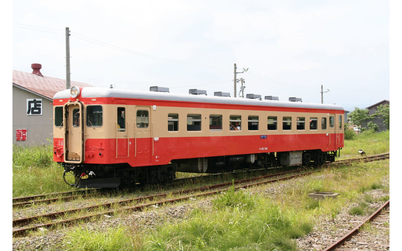 現在、エンジンが稼働するものとしては唯一残る「国鉄一般気動車標準色」のキハ22形。2001年4月に廃止された青森県の下北交通（下北～大畑）に「キハ85形」として在籍していた車両で、こちらもリバイバル塗色。2005年7月、旧下北交通大畑駅構内。