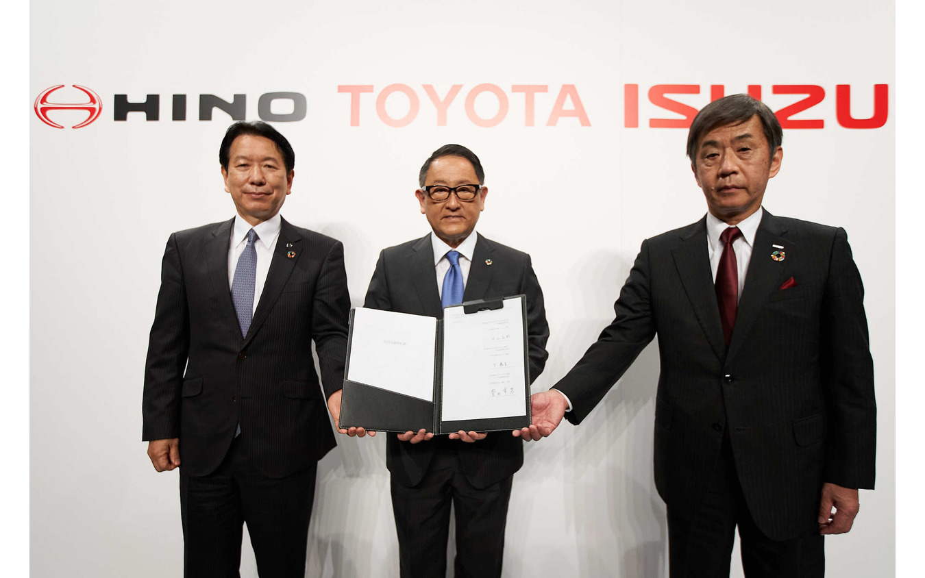 向かって左から:日野自動車の下義生代表取締役社長、トヨタ自動車の豊田章男代表取締役社長、いすゞ自動車の片山正則代表取締役社長