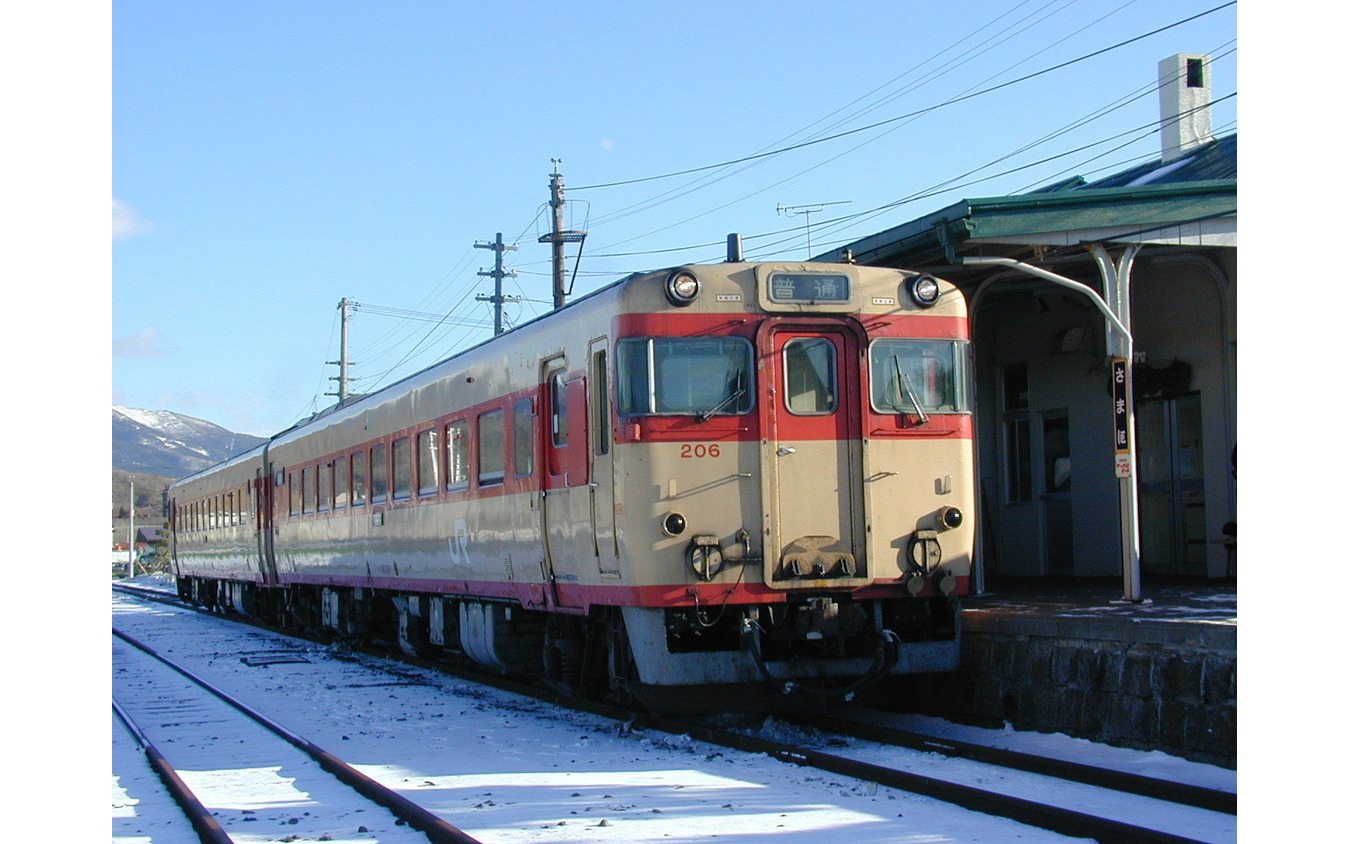 様似駅で発車を待つ急行型気動車。札幌直通の臨時列車『優駿浪漫』に運用されていた時の姿。2000年12月29日。